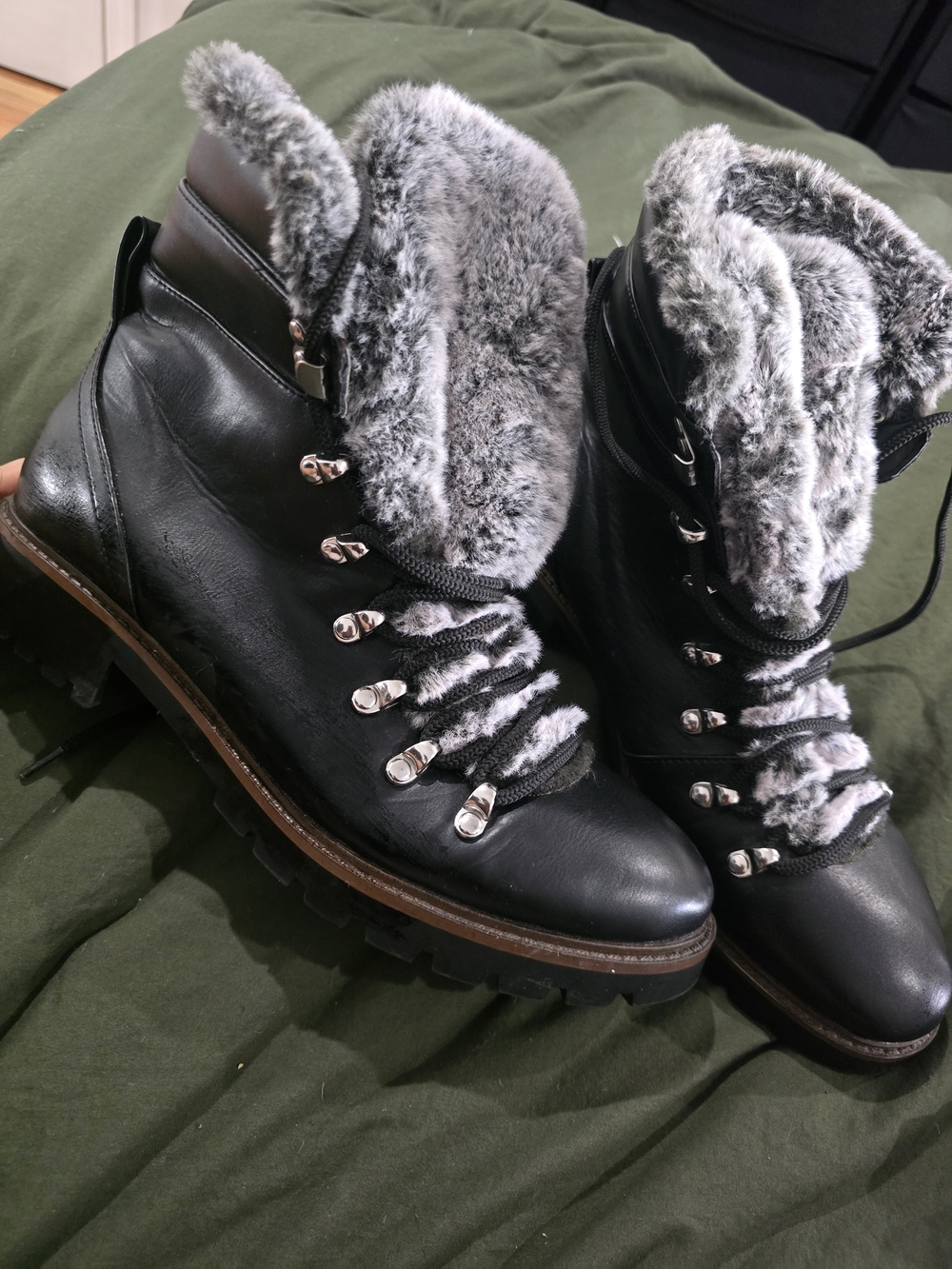 Sprit Women’s Faux-Fur Lined Black Winter Hiking Boots